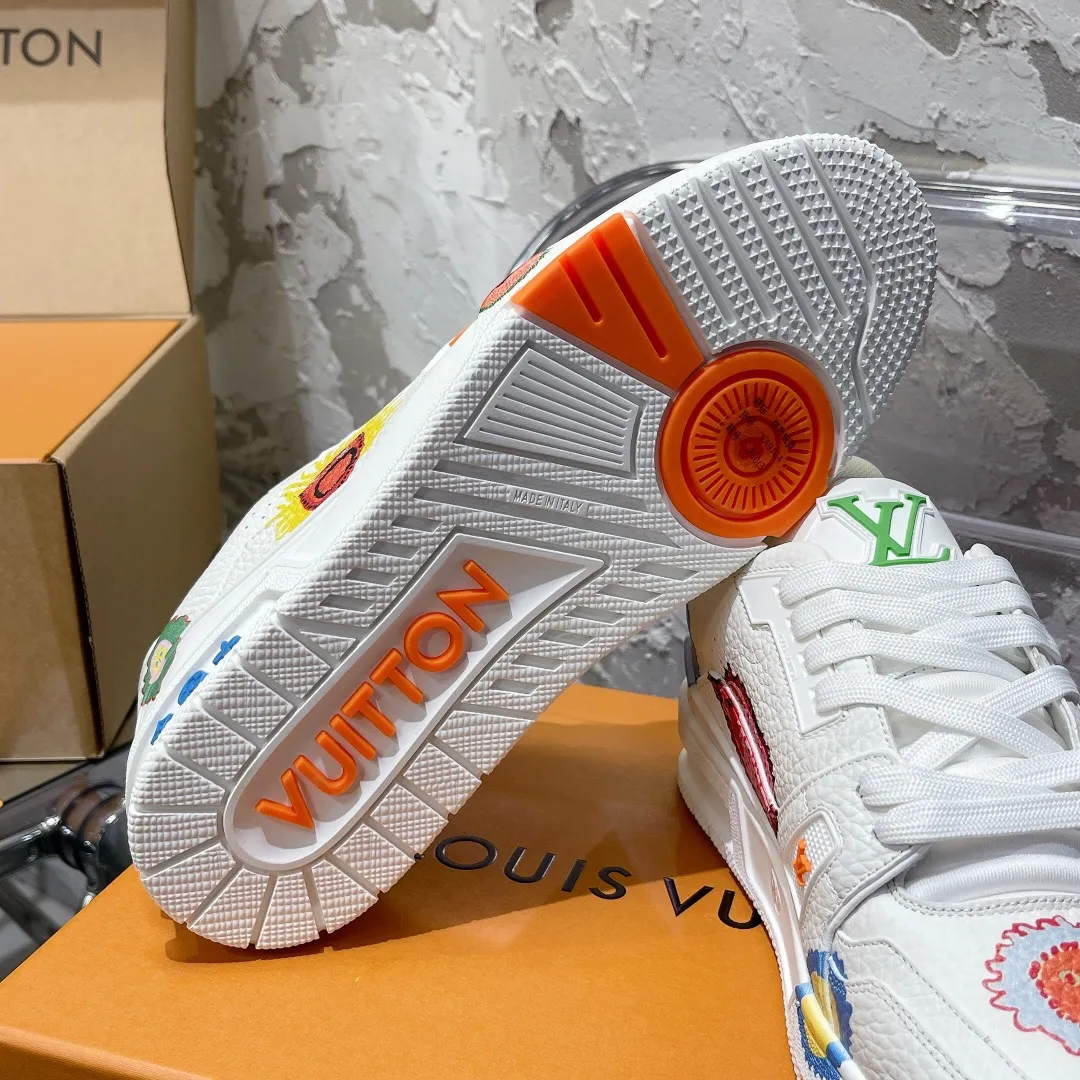 👟👟Ex-factory price 840👟👟 Couple code #𝐋𝐨𝐮𝐢𝐬𝐕𝐮𝐢𝐭𝐭𝐨𝐧 Ceiling purchase level! 𝐋𝐕 trainer "Limited series of casual sports basketball shoes for couples. Super fun, super childlike, crazy exciting💗Please distinguish from the currency in the market🙅🏻‍♀️ Ceiling level purchasing agency Full set of exquisite airplane box packaging Please look for our quality‼️ Please pay attention to distinguish the currency materials in the market! Original custom-made embossed grained calfskin for the upper (non-market superfiber leather) Everyone needs to distinguish) symmetrical old pattern washed denim, custom-made breathable mesh lining, T👟👟 ex-factory price U suction mold outsole. The material details and workmanship are all top-notch! Comes with exclusive exquisite gift box packaging🎁 SIZE: 35-44 (Male 38&45 46 custom-made, non-refundable)